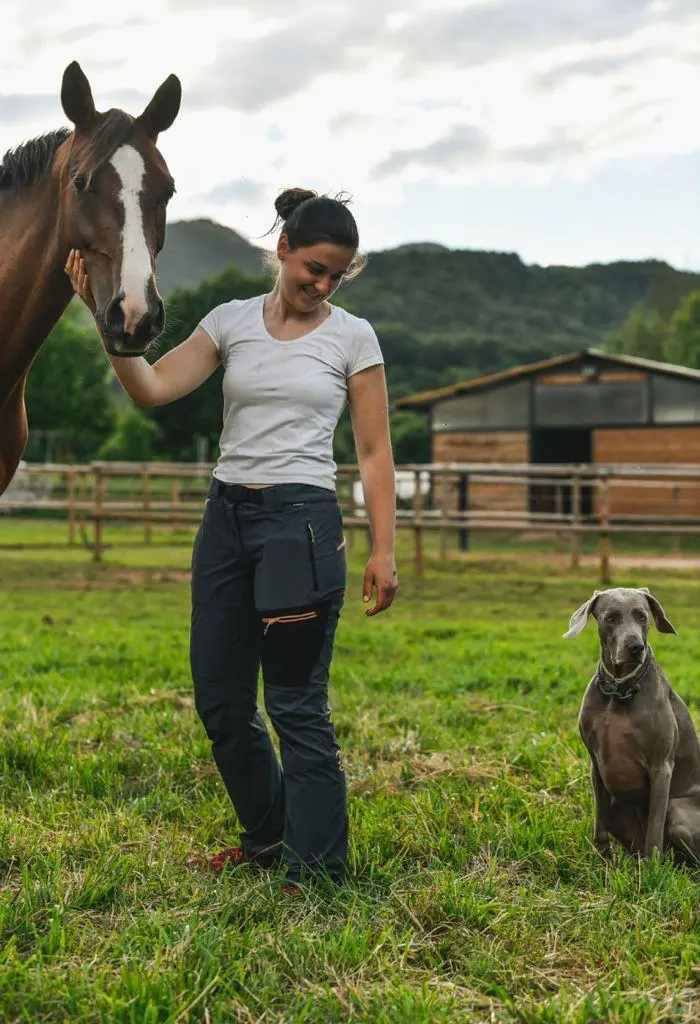 La veterinaria de caballos de La Corona revisando a uno de los caballos residentes La veterinaria de caballos de La Corona revisando a uno de los caballos residentes