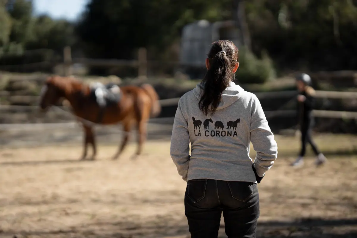 Technicienne spécialisée en équitation supervisant une séance de maintien de la condition physique d'un cheval à La Corona Residencia Equina Technicienne spécialisée en équitation supervisant une séance de maintien de la condition physique d'un cheval à La Corona Residencia Equina